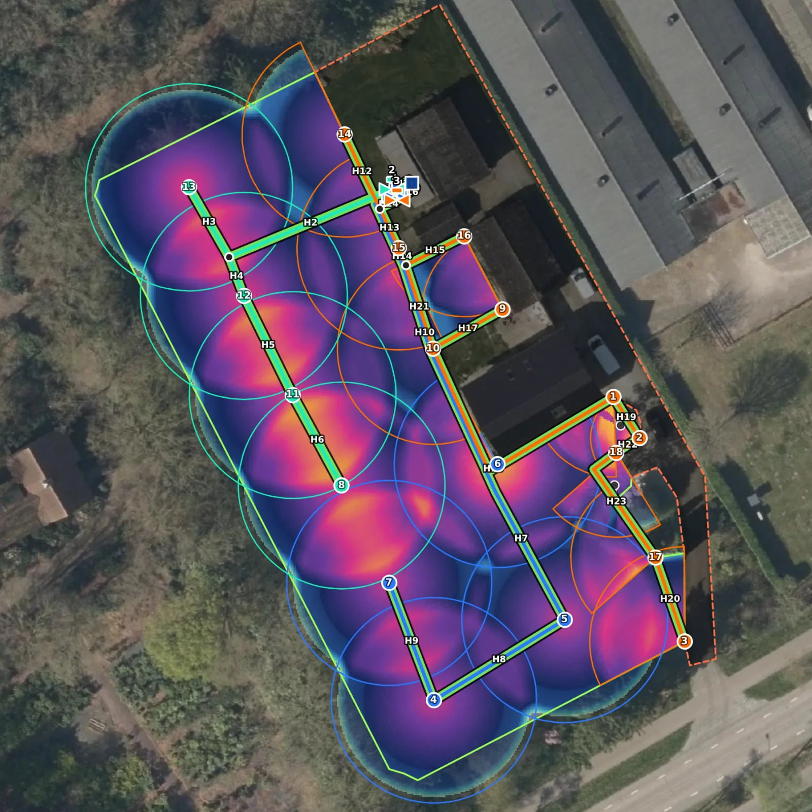 Ein echter Garten mit 3.360 m² in Rainplot: 18 Versenkregner in 3 Zonen mit ihren Leitungen und die Niederschlagskarte auf dem Luftbild